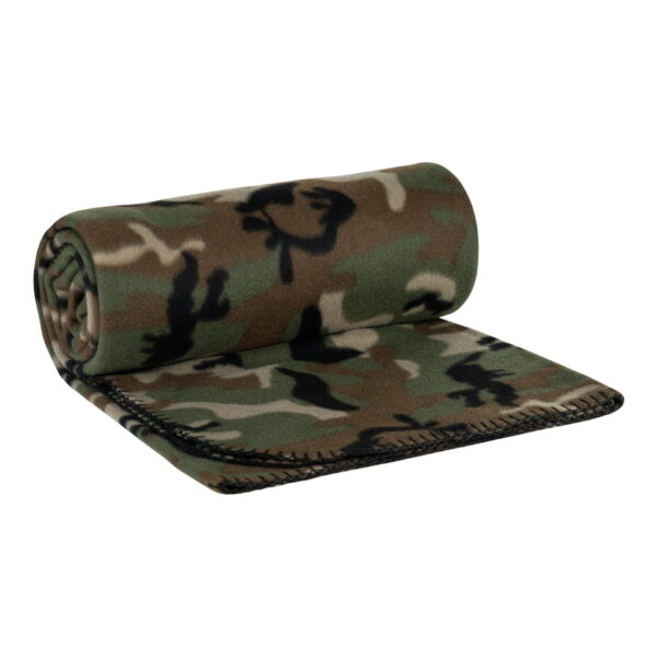 313250 Fleece deken camouflage1 Met de Fleece deken camouflage geniet je van comfort en warmte, waar je ook bent. Deze deken is vervaardigd uit hoogwaardig polyester met een dichtheid van 250g/m2, waardoor hij zacht en isolerend is. De royale afmeting van 170 x 130 cm maakt deze deken perfect om op te krullen op de bank, in bed of mee te nemen tijdens kamperen, picknicken, of andere buitenactiviteiten. De camouflageprint voegt een vleugje avontuurlijke stijl toe aan je deken. Of je nu op zoek bent naar extra comfort thuis, warmte tijdens een koude nacht onder de sterren, of gewoon een handige deken voor onderweg, de Fleece deken camouflage is de perfecte metgezel. Wikkel jezelf in deze zachte en knusse deken en geniet van elk moment.
