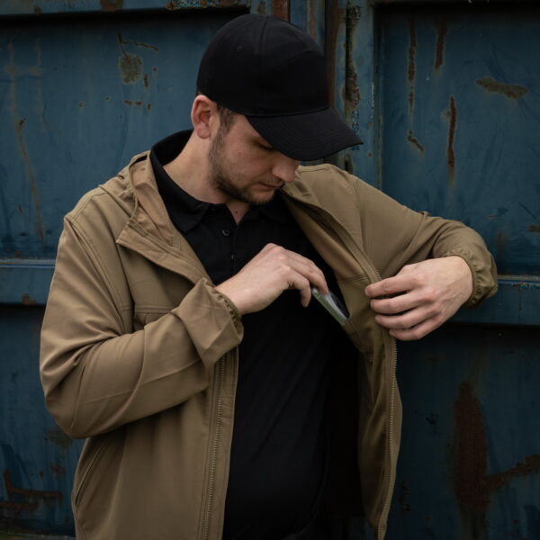 129875 TF 2215 Softshell Trail Jacket13 De TF-2215 Softshell Trail Jacket is een must-have voor iedereen met een actieve levensstijl en een liefde voor het buitenleven. Of je nu gaat wandelen, reizen, fietsen of gewoon geniet van de natuur, deze softshell jas biedt de perfecte combinatie van comfort, duurzaamheid en functionaliteit. Kenmerken: <ul> <li>Kwalitatieve SAB ritssluiting: De jas is voorzien van een hoogwaardige ritssluiting voor duurzaamheid en soepele werking.</li> <li>Capuchon met elastische sluiting: De verstelbare capuchon biedt bescherming tegen de elementen en kan strakker worden getrokken voor extra warmte en comfort.</li> <li>Elastische mouwsluitingen: Houd wind en regen buiten met elastische mouwsluitingen die perfect aansluiten op je polsen.</li> <li>Twee steekzakken met ritssluiting: Handige zakken om je handen warm te houden en om kleine benodigdheden veilig op te bergen.</li> <li>Verstelbaar koord aan de onderzijde: Pas de pasvorm van de jas aan naar wens en houd koude lucht buiten.</li> <li>Binnenzak: Een extra zak aan de binnenkant van de jas voor het veilig opbergen van waardevolle spullen.</li> <li>Gaatjes onder de oksel: Deze openingen zorgen voor ademend vermogen, zodat je comfortabel kunt blijven, zelfs tijdens intensieve activiteiten.</li> </ul> De ademende en waterdichte buitenlaag van de jas beschermt je tegen onverwachte weersomstandigheden en houdt je droog, zelfs in een regenbui. Het is de ideale metgezel voor buitenactiviteiten in alle seizoenen. Kortom, de TF-2215 Softshell Trail Jacket is ontworpen voor avonturiers die graag genieten van de schoonheid van de natuur, zonder concessies te doen aan comfort en bescherming. Kies voor kwaliteit en functionaliteit met deze softshell jas.