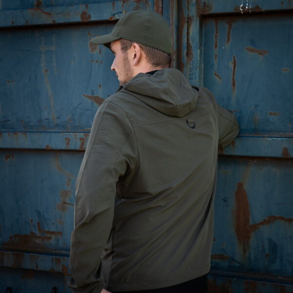 129875 TF 2215 Softshell Trail Jacket19 De TF-2215 Softshell Trail Jacket is een must-have voor iedereen met een actieve levensstijl en een liefde voor het buitenleven. Of je nu gaat wandelen, reizen, fietsen of gewoon geniet van de natuur, deze softshell jas biedt de perfecte combinatie van comfort, duurzaamheid en functionaliteit. Kenmerken: <ul> <li>Kwalitatieve SAB ritssluiting: De jas is voorzien van een hoogwaardige ritssluiting voor duurzaamheid en soepele werking.</li> <li>Capuchon met elastische sluiting: De verstelbare capuchon biedt bescherming tegen de elementen en kan strakker worden getrokken voor extra warmte en comfort.</li> <li>Elastische mouwsluitingen: Houd wind en regen buiten met elastische mouwsluitingen die perfect aansluiten op je polsen.</li> <li>Twee steekzakken met ritssluiting: Handige zakken om je handen warm te houden en om kleine benodigdheden veilig op te bergen.</li> <li>Verstelbaar koord aan de onderzijde: Pas de pasvorm van de jas aan naar wens en houd koude lucht buiten.</li> <li>Binnenzak: Een extra zak aan de binnenkant van de jas voor het veilig opbergen van waardevolle spullen.</li> <li>Gaatjes onder de oksel: Deze openingen zorgen voor ademend vermogen, zodat je comfortabel kunt blijven, zelfs tijdens intensieve activiteiten.</li> </ul> De ademende en waterdichte buitenlaag van de jas beschermt je tegen onverwachte weersomstandigheden en houdt je droog, zelfs in een regenbui. Het is de ideale metgezel voor buitenactiviteiten in alle seizoenen. Kortom, de TF-2215 Softshell Trail Jacket is ontworpen voor avonturiers die graag genieten van de schoonheid van de natuur, zonder concessies te doen aan comfort en bescherming. Kies voor kwaliteit en functionaliteit met deze softshell jas.