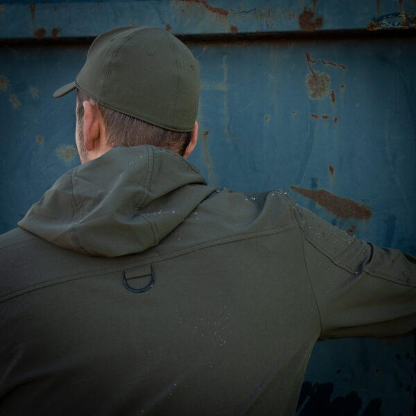 129875 TF 2215 Softshell Trail Jacket23 De TF-2215 Softshell Trail Jacket is een must-have voor iedereen met een actieve levensstijl en een liefde voor het buitenleven. Of je nu gaat wandelen, reizen, fietsen of gewoon geniet van de natuur, deze softshell jas biedt de perfecte combinatie van comfort, duurzaamheid en functionaliteit. Kenmerken: <ul> <li>Kwalitatieve SAB ritssluiting: De jas is voorzien van een hoogwaardige ritssluiting voor duurzaamheid en soepele werking.</li> <li>Capuchon met elastische sluiting: De verstelbare capuchon biedt bescherming tegen de elementen en kan strakker worden getrokken voor extra warmte en comfort.</li> <li>Elastische mouwsluitingen: Houd wind en regen buiten met elastische mouwsluitingen die perfect aansluiten op je polsen.</li> <li>Twee steekzakken met ritssluiting: Handige zakken om je handen warm te houden en om kleine benodigdheden veilig op te bergen.</li> <li>Verstelbaar koord aan de onderzijde: Pas de pasvorm van de jas aan naar wens en houd koude lucht buiten.</li> <li>Binnenzak: Een extra zak aan de binnenkant van de jas voor het veilig opbergen van waardevolle spullen.</li> <li>Gaatjes onder de oksel: Deze openingen zorgen voor ademend vermogen, zodat je comfortabel kunt blijven, zelfs tijdens intensieve activiteiten.</li> </ul> De ademende en waterdichte buitenlaag van de jas beschermt je tegen onverwachte weersomstandigheden en houdt je droog, zelfs in een regenbui. Het is de ideale metgezel voor buitenactiviteiten in alle seizoenen. Kortom, de TF-2215 Softshell Trail Jacket is ontworpen voor avonturiers die graag genieten van de schoonheid van de natuur, zonder concessies te doen aan comfort en bescherming. Kies voor kwaliteit en functionaliteit met deze softshell jas.