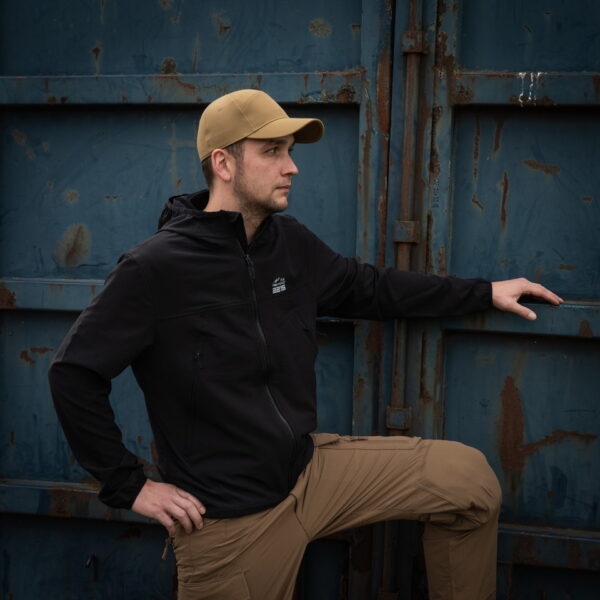 129875 TF 2215 Softshell Trail Jacket32 De TF-2215 Softshell Trail Jacket is een must-have voor iedereen met een actieve levensstijl en een liefde voor het buitenleven. Of je nu gaat wandelen, reizen, fietsen of gewoon geniet van de natuur, deze softshell jas biedt de perfecte combinatie van comfort, duurzaamheid en functionaliteit. Kenmerken: <ul> <li>Kwalitatieve SAB ritssluiting: De jas is voorzien van een hoogwaardige ritssluiting voor duurzaamheid en soepele werking.</li> <li>Capuchon met elastische sluiting: De verstelbare capuchon biedt bescherming tegen de elementen en kan strakker worden getrokken voor extra warmte en comfort.</li> <li>Elastische mouwsluitingen: Houd wind en regen buiten met elastische mouwsluitingen die perfect aansluiten op je polsen.</li> <li>Twee steekzakken met ritssluiting: Handige zakken om je handen warm te houden en om kleine benodigdheden veilig op te bergen.</li> <li>Verstelbaar koord aan de onderzijde: Pas de pasvorm van de jas aan naar wens en houd koude lucht buiten.</li> <li>Binnenzak: Een extra zak aan de binnenkant van de jas voor het veilig opbergen van waardevolle spullen.</li> <li>Gaatjes onder de oksel: Deze openingen zorgen voor ademend vermogen, zodat je comfortabel kunt blijven, zelfs tijdens intensieve activiteiten.</li> </ul> De ademende en waterdichte buitenlaag van de jas beschermt je tegen onverwachte weersomstandigheden en houdt je droog, zelfs in een regenbui. Het is de ideale metgezel voor buitenactiviteiten in alle seizoenen. Kortom, de TF-2215 Softshell Trail Jacket is ontworpen voor avonturiers die graag genieten van de schoonheid van de natuur, zonder concessies te doen aan comfort en bescherming. Kies voor kwaliteit en functionaliteit met deze softshell jas.