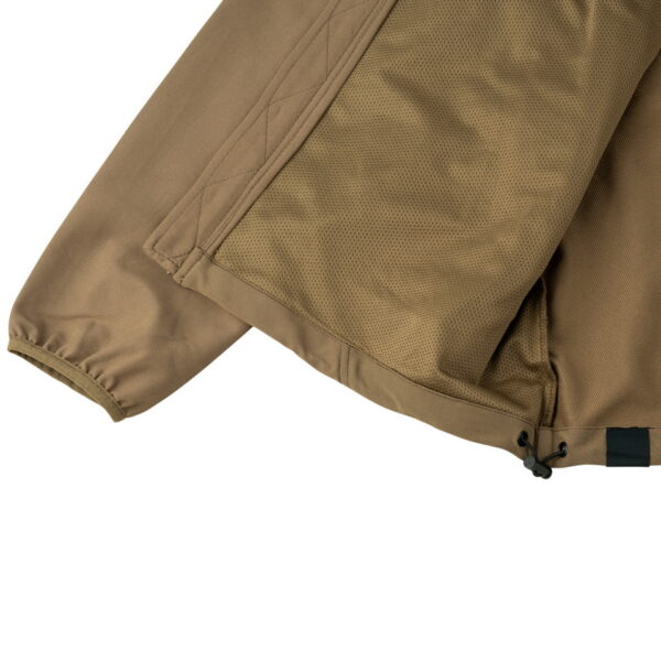 129875 TF 2215 Softshell Trail Jacket9 De TF-2215 Softshell Trail Jacket is een must-have voor iedereen met een actieve levensstijl en een liefde voor het buitenleven. Of je nu gaat wandelen, reizen, fietsen of gewoon geniet van de natuur, deze softshell jas biedt de perfecte combinatie van comfort, duurzaamheid en functionaliteit. Kenmerken: <ul> <li>Kwalitatieve SAB ritssluiting: De jas is voorzien van een hoogwaardige ritssluiting voor duurzaamheid en soepele werking.</li> <li>Capuchon met elastische sluiting: De verstelbare capuchon biedt bescherming tegen de elementen en kan strakker worden getrokken voor extra warmte en comfort.</li> <li>Elastische mouwsluitingen: Houd wind en regen buiten met elastische mouwsluitingen die perfect aansluiten op je polsen.</li> <li>Twee steekzakken met ritssluiting: Handige zakken om je handen warm te houden en om kleine benodigdheden veilig op te bergen.</li> <li>Verstelbaar koord aan de onderzijde: Pas de pasvorm van de jas aan naar wens en houd koude lucht buiten.</li> <li>Binnenzak: Een extra zak aan de binnenkant van de jas voor het veilig opbergen van waardevolle spullen.</li> <li>Gaatjes onder de oksel: Deze openingen zorgen voor ademend vermogen, zodat je comfortabel kunt blijven, zelfs tijdens intensieve activiteiten.</li> </ul> De ademende en waterdichte buitenlaag van de jas beschermt je tegen onverwachte weersomstandigheden en houdt je droog, zelfs in een regenbui. Het is de ideale metgezel voor buitenactiviteiten in alle seizoenen. Kortom, de TF-2215 Softshell Trail Jacket is ontworpen voor avonturiers die graag genieten van de schoonheid van de natuur, zonder concessies te doen aan comfort en bescherming. Kies voor kwaliteit en functionaliteit met deze softshell jas.