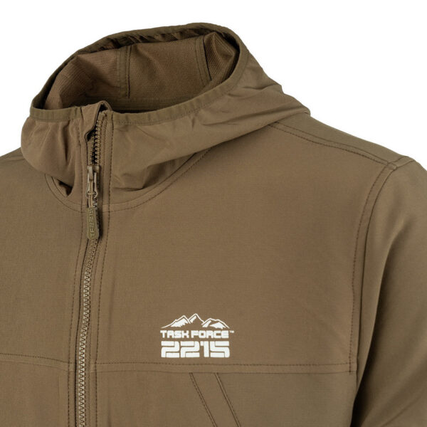 129875 112 05 De TF-2215 Softshell Trail Jacket is een must-have voor iedereen met een actieve levensstijl en een liefde voor het buitenleven. Of je nu gaat wandelen, reizen, fietsen of gewoon geniet van de natuur, deze softshell jas biedt de perfecte combinatie van comfort, duurzaamheid en functionaliteit. Kenmerken: <ul> <li>Kwalitatieve SAB ritssluiting: De jas is voorzien van een hoogwaardige ritssluiting voor duurzaamheid en soepele werking.</li> <li>Capuchon met elastische sluiting: De verstelbare capuchon biedt bescherming tegen de elementen en kan strakker worden getrokken voor extra warmte en comfort.</li> <li>Elastische mouwsluitingen: Houd wind en regen buiten met elastische mouwsluitingen die perfect aansluiten op je polsen.</li> <li>Twee steekzakken met ritssluiting: Handige zakken om je handen warm te houden en om kleine benodigdheden veilig op te bergen.</li> <li>Verstelbaar koord aan de onderzijde: Pas de pasvorm van de jas aan naar wens en houd koude lucht buiten.</li> <li>Binnenzak: Een extra zak aan de binnenkant van de jas voor het veilig opbergen van waardevolle spullen.</li> <li>Gaatjes onder de oksel: Deze openingen zorgen voor ademend vermogen, zodat je comfortabel kunt blijven, zelfs tijdens intensieve activiteiten.</li> </ul> De ademende en waterdichte buitenlaag van de jas beschermt je tegen onverwachte weersomstandigheden en houdt je droog, zelfs in een regenbui. Het is de ideale metgezel voor buitenactiviteiten in alle seizoenen. Kortom, de TF-2215 Softshell Trail Jacket is ontworpen voor avonturiers die graag genieten van de schoonheid van de natuur, zonder concessies te doen aan comfort en bescherming. Kies voor kwaliteit en functionaliteit met deze softshell jas.