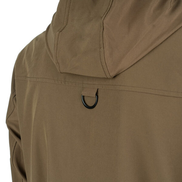 129875 112 06 De TF-2215 Softshell Trail Jacket is een must-have voor iedereen met een actieve levensstijl en een liefde voor het buitenleven. Of je nu gaat wandelen, reizen, fietsen of gewoon geniet van de natuur, deze softshell jas biedt de perfecte combinatie van comfort, duurzaamheid en functionaliteit. Kenmerken: <ul> <li>Kwalitatieve SAB ritssluiting: De jas is voorzien van een hoogwaardige ritssluiting voor duurzaamheid en soepele werking.</li> <li>Capuchon met elastische sluiting: De verstelbare capuchon biedt bescherming tegen de elementen en kan strakker worden getrokken voor extra warmte en comfort.</li> <li>Elastische mouwsluitingen: Houd wind en regen buiten met elastische mouwsluitingen die perfect aansluiten op je polsen.</li> <li>Twee steekzakken met ritssluiting: Handige zakken om je handen warm te houden en om kleine benodigdheden veilig op te bergen.</li> <li>Verstelbaar koord aan de onderzijde: Pas de pasvorm van de jas aan naar wens en houd koude lucht buiten.</li> <li>Binnenzak: Een extra zak aan de binnenkant van de jas voor het veilig opbergen van waardevolle spullen.</li> <li>Gaatjes onder de oksel: Deze openingen zorgen voor ademend vermogen, zodat je comfortabel kunt blijven, zelfs tijdens intensieve activiteiten.</li> </ul> De ademende en waterdichte buitenlaag van de jas beschermt je tegen onverwachte weersomstandigheden en houdt je droog, zelfs in een regenbui. Het is de ideale metgezel voor buitenactiviteiten in alle seizoenen. Kortom, de TF-2215 Softshell Trail Jacket is ontworpen voor avonturiers die graag genieten van de schoonheid van de natuur, zonder concessies te doen aan comfort en bescherming. Kies voor kwaliteit en functionaliteit met deze softshell jas.