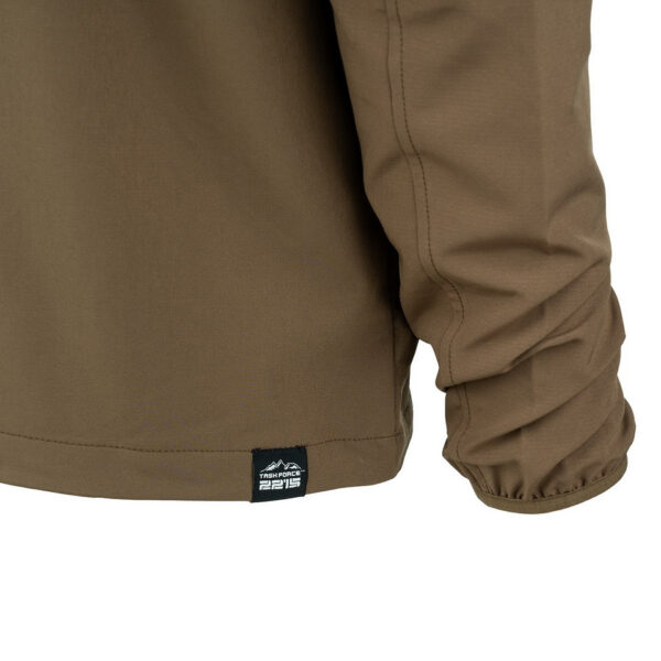 129875 112 07 De TF-2215 Softshell Trail Jacket is een must-have voor iedereen met een actieve levensstijl en een liefde voor het buitenleven. Of je nu gaat wandelen, reizen, fietsen of gewoon geniet van de natuur, deze softshell jas biedt de perfecte combinatie van comfort, duurzaamheid en functionaliteit. Kenmerken: <ul> <li>Kwalitatieve SAB ritssluiting: De jas is voorzien van een hoogwaardige ritssluiting voor duurzaamheid en soepele werking.</li> <li>Capuchon met elastische sluiting: De verstelbare capuchon biedt bescherming tegen de elementen en kan strakker worden getrokken voor extra warmte en comfort.</li> <li>Elastische mouwsluitingen: Houd wind en regen buiten met elastische mouwsluitingen die perfect aansluiten op je polsen.</li> <li>Twee steekzakken met ritssluiting: Handige zakken om je handen warm te houden en om kleine benodigdheden veilig op te bergen.</li> <li>Verstelbaar koord aan de onderzijde: Pas de pasvorm van de jas aan naar wens en houd koude lucht buiten.</li> <li>Binnenzak: Een extra zak aan de binnenkant van de jas voor het veilig opbergen van waardevolle spullen.</li> <li>Gaatjes onder de oksel: Deze openingen zorgen voor ademend vermogen, zodat je comfortabel kunt blijven, zelfs tijdens intensieve activiteiten.</li> </ul> De ademende en waterdichte buitenlaag van de jas beschermt je tegen onverwachte weersomstandigheden en houdt je droog, zelfs in een regenbui. Het is de ideale metgezel voor buitenactiviteiten in alle seizoenen. Kortom, de TF-2215 Softshell Trail Jacket is ontworpen voor avonturiers die graag genieten van de schoonheid van de natuur, zonder concessies te doen aan comfort en bescherming. Kies voor kwaliteit en functionaliteit met deze softshell jas.