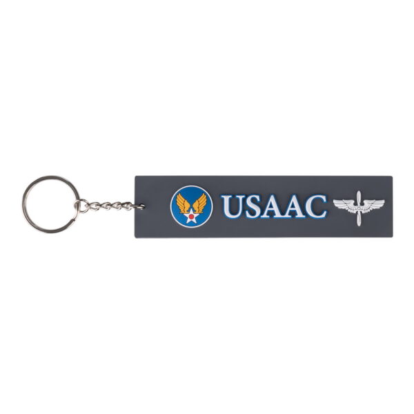 251553 3628 Sleutelhanger 3D PVC USAAC 141 Voeg een vleugje geschiedenis toe aan je accessoires met de Fostex WWII Sleutelhanger 3D PVC USAAC #141. Deze PVC-sleutelhanger, met het logo van het United States Army Air Corps aan beide zijden, is een must-have voor liefhebbers van militairen uit de Tweede Wereldoorlog.