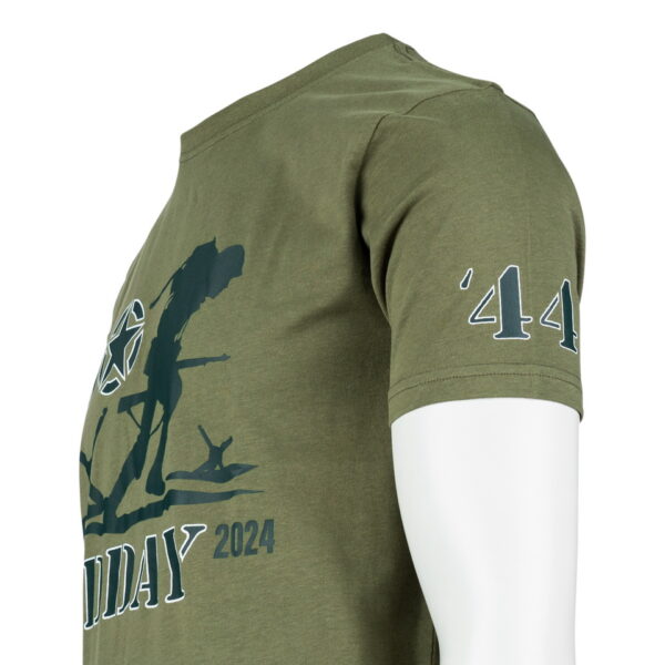 133645 T shirt D Day 80th Anniversary1 Herleef geschiedenis met het Fostex® WWII Series T-shirt D-Day 80th Anniversary. Gemaakt van 95% katoen met peach finish voor een zachte touch. Bestel nu en draag comfort en herdenking in stijl. Verkrijgbaar in het Groen en Coyote.  