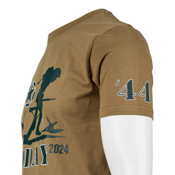 133645 T shirt D Day 80th Anniversary4 Herleef geschiedenis met het Fostex® WWII Series T-shirt D-Day 80th Anniversary. Gemaakt van 95% katoen met peach finish voor een zachte touch. Bestel nu en draag comfort en herdenking in stijl. Verkrijgbaar in het Groen en Coyote.  