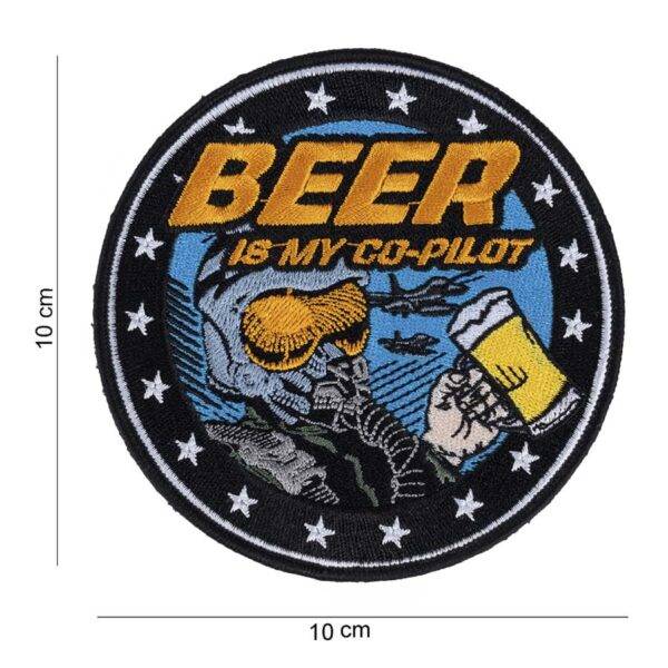 442314 8069 Embleem stof Beer is my Co pilot met klittenband 12042 Voeg een dosis humor toe aan je look met het Embleem Stof "Beer is my Co-pilot" met klittenband #12042. Gemaakt van kwalitatieve stof en eenvoudig te bevestigen, brengt dit embleem een glimlach op je gezicht. Bestel nu voor een grappige en persoonlijke toevoeging aan je collectie.