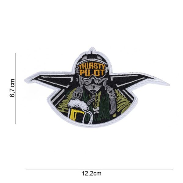 442314 8071 Embleem stof Thirsty pilot met klittenband 13011 Dorst naar stijl? Voeg het Embleem Stof "Thirsty Pilot" met klittenband #13011 toe aan je collectie. Gemaakt van hoogwaardige stof en eenvoudig te bevestigen, brengt dit embleem een humoristisch tintje aan je outfit. Bestel nu voor een unieke en verfrissende toevoeging.