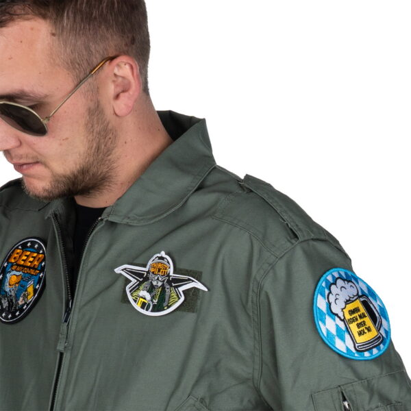 442314 8071 Embleem stof Thirsty pilot met klittenband 130112 Dorst naar stijl? Voeg het Embleem Stof "Thirsty Pilot" met klittenband #13011 toe aan je collectie. Gemaakt van hoogwaardige stof en eenvoudig te bevestigen, brengt dit embleem een humoristisch tintje aan je outfit. Bestel nu voor een unieke en verfrissende toevoeging.