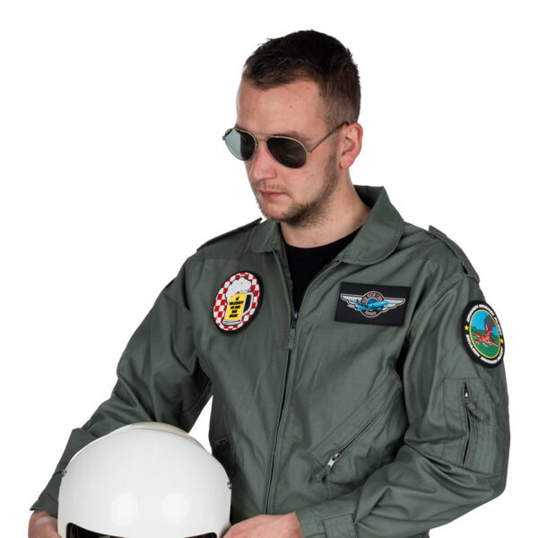 444190 7470 Embleem 3D PVC Mile high club 100864 Toon je gevoel voor humor met het Embleem 3D PVC Mile High Club #10086. Dit PVC-embleem, met klittenband aan de achterzijde, voegt een speels en grappig element toe aan je outfit. Bestel nu voor een unieke en luchtige toevoeging aan je collectie.