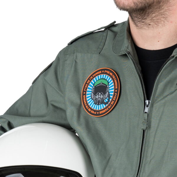 444190 7474 99 021 Laat je humor zien met het Embleem 3D PVC F*ck me I'm famous #10039. Dit PVC-embleem met klittenband aan de achterzijde voegt een speelse en grappige touch toe aan je outfit. Bestel nu voor een unieke en luchtige toevoeging aan je collectie.