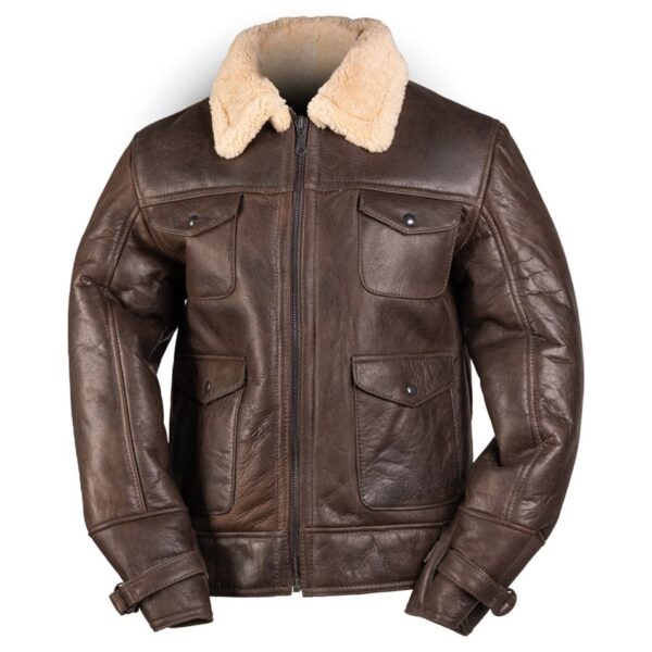 US NAVY A4 SHEEPSKIN LEATHER JACKET Ervaar ultiem comfort met onze US NAVY A4 schapenleren jas. Vervaardigd uit zacht roan, voorzien van een sterke voorrits en 4 handige opgestikte zakken met flap en drukknoop. De manchetten zijn verstelbaar met een leren bout voor een perfecte pasvorm.