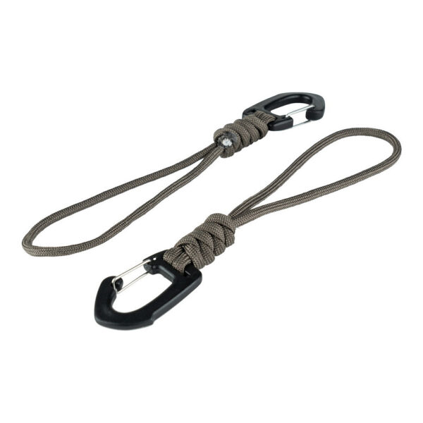259147 11 01 De karabijnhaak met twee koorden is een essentieel accessoire voor outdoor avonturen. Gemaakt van hoogwaardig 100% nylon paracord touw en voorzien van een duurzame 100% plastic karabijn.