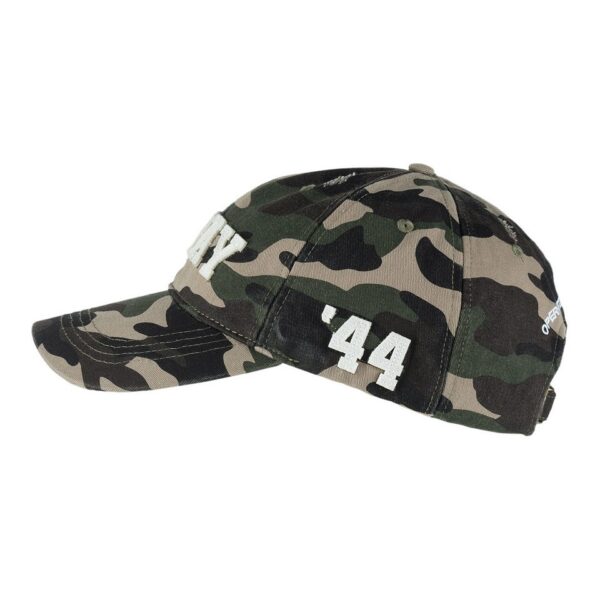 Baseball cap D Day stonewashed 44 camouflage4 De Baseball cap D-Day stonewashed '44 camouflage is een stoere pet met een stonewashed effect en camouflage kleur, versierd met meerdere emblemen van D-Day. Een must-have voor een casual en historische look.