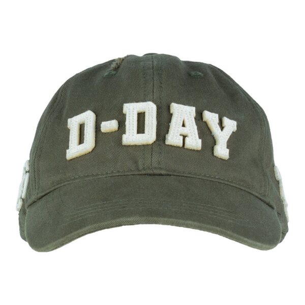 Baseball cap D Day stonewashed 442 De Baseball cap D-Day stonewashed '44 is een eerbetoon aan een historisch moment. Met zijn stonewashed effect en meerdere D-Day emblemen, voegt deze pet een vleugje nostalgie en stijl toe aan elke look.