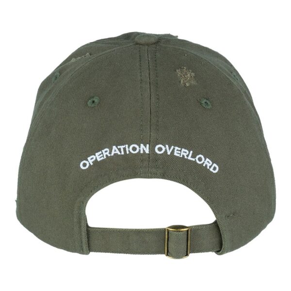 Baseball cap D Day stonewashed 443 De Baseball cap D-Day stonewashed '44 is een eerbetoon aan een historisch moment. Met zijn stonewashed effect en meerdere D-Day emblemen, voegt deze pet een vleugje nostalgie en stijl toe aan elke look.