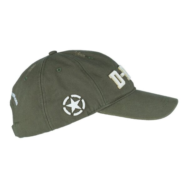 Baseball cap D Day stonewashed 444 De Baseball cap D-Day stonewashed '44 is een eerbetoon aan een historisch moment. Met zijn stonewashed effect en meerdere D-Day emblemen, voegt deze pet een vleugje nostalgie en stijl toe aan elke look.