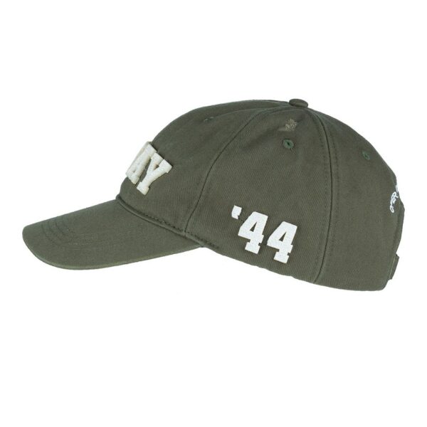 Baseball cap D Day stonewashed 445 De Baseball cap D-Day stonewashed '44 is een eerbetoon aan een historisch moment. Met zijn stonewashed effect en meerdere D-Day emblemen, voegt deze pet een vleugje nostalgie en stijl toe aan elke look.