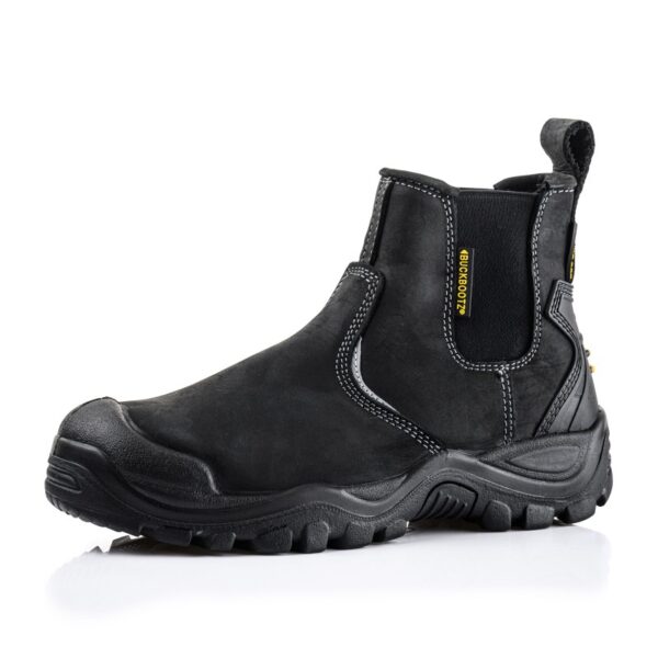 BuckBootz Instapper BSH006 Hoog S3 KN1 Deze stevige enkellaars combineert maximale veiligheid met uitstekend comfort, ideaal voor zwaar werk en risicovolle omgevingen. Uitgevoerd in een stoere bruine kleur, voldoet deze laars aan de hoogste Europese veiligheidsnormen (EN ISO 20345:2011 S3 HRO SRC), wat zorgt voor bescherming en duurzaamheid, zelfs onder extreme omstandigheden. <strong>Belangrijkste Kenmerken:</strong> <ul> <li><strong>Stalen Neus en Kruipneus:</strong> Voorzien van een stalen neus en extra kruipneusbescherming voor optimale beveiliging van de tenen tegen zware impact.</li> <li><strong>Stalen Tussenzool:</strong> Beschermt de voeten tegen scherpe objecten die de zool kunnen doorboren, essentieel voor veiligheid op bouwplaatsen en industriële locaties.</li> <li><strong>Olie- en Hittebestendige Zool:</strong> De zool is antislip en bestand tegen temperaturen tot 300°C, waardoor deze laars ideaal is voor gebruik in hete en olieachtige omgevingen.</li> <li><strong>Waterdicht Ontwerp:</strong> Beschermt de voeten tegen vocht, zodat de drager comfortabel en droog blijft, zelfs in natte omstandigheden.</li> <li><strong>Cambrelle© Voering:</strong> Voorzien van een Cambrelle© voering, die vocht afvoert en zorgt voor een ademend, comfortabel voetklimaat.</li> <li><strong>Buckshot® Inlegzool:</strong> De Buckshot® inlegzool biedt extra comfort en schokabsorptie, wat de laars zeer geschikt maakt voor langdurig gebruik.</li> <li><strong>PU Tussenzool:</strong> De PU tussenzool zorgt voor extra demping, wat helpt om vermoeidheid in de voeten te verminderen tijdens lange werkdagen.</li> </ul>