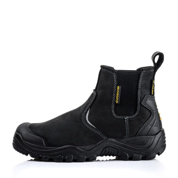 BuckBootz Instapper BSH006 Hoog S3 KN2 Deze stevige enkellaars combineert maximale veiligheid met uitstekend comfort, ideaal voor zwaar werk en risicovolle omgevingen. Uitgevoerd in een stoere bruine kleur, voldoet deze laars aan de hoogste Europese veiligheidsnormen (EN ISO 20345:2011 S3 HRO SRC), wat zorgt voor bescherming en duurzaamheid, zelfs onder extreme omstandigheden. <strong>Belangrijkste Kenmerken:</strong> <ul> <li><strong>Stalen Neus en Kruipneus:</strong> Voorzien van een stalen neus en extra kruipneusbescherming voor optimale beveiliging van de tenen tegen zware impact.</li> <li><strong>Stalen Tussenzool:</strong> Beschermt de voeten tegen scherpe objecten die de zool kunnen doorboren, essentieel voor veiligheid op bouwplaatsen en industriële locaties.</li> <li><strong>Olie- en Hittebestendige Zool:</strong> De zool is antislip en bestand tegen temperaturen tot 300°C, waardoor deze laars ideaal is voor gebruik in hete en olieachtige omgevingen.</li> <li><strong>Waterdicht Ontwerp:</strong> Beschermt de voeten tegen vocht, zodat de drager comfortabel en droog blijft, zelfs in natte omstandigheden.</li> <li><strong>Cambrelle© Voering:</strong> Voorzien van een Cambrelle© voering, die vocht afvoert en zorgt voor een ademend, comfortabel voetklimaat.</li> <li><strong>Buckshot® Inlegzool:</strong> De Buckshot® inlegzool biedt extra comfort en schokabsorptie, wat de laars zeer geschikt maakt voor langdurig gebruik.</li> <li><strong>PU Tussenzool:</strong> De PU tussenzool zorgt voor extra demping, wat helpt om vermoeidheid in de voeten te verminderen tijdens lange werkdagen.</li> </ul>