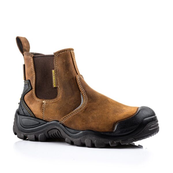 BuckBootz Instapper BSH006 Hoog S3 KN3 Deze stevige enkellaars combineert maximale veiligheid met uitstekend comfort, ideaal voor zwaar werk en risicovolle omgevingen. Uitgevoerd in een stoere bruine kleur, voldoet deze laars aan de hoogste Europese veiligheidsnormen (EN ISO 20345:2011 S3 HRO SRC), wat zorgt voor bescherming en duurzaamheid, zelfs onder extreme omstandigheden. <strong>Belangrijkste Kenmerken:</strong> <ul> <li><strong>Stalen Neus en Kruipneus:</strong> Voorzien van een stalen neus en extra kruipneusbescherming voor optimale beveiliging van de tenen tegen zware impact.</li> <li><strong>Stalen Tussenzool:</strong> Beschermt de voeten tegen scherpe objecten die de zool kunnen doorboren, essentieel voor veiligheid op bouwplaatsen en industriële locaties.</li> <li><strong>Olie- en Hittebestendige Zool:</strong> De zool is antislip en bestand tegen temperaturen tot 300°C, waardoor deze laars ideaal is voor gebruik in hete en olieachtige omgevingen.</li> <li><strong>Waterdicht Ontwerp:</strong> Beschermt de voeten tegen vocht, zodat de drager comfortabel en droog blijft, zelfs in natte omstandigheden.</li> <li><strong>Cambrelle© Voering:</strong> Voorzien van een Cambrelle© voering, die vocht afvoert en zorgt voor een ademend, comfortabel voetklimaat.</li> <li><strong>Buckshot® Inlegzool:</strong> De Buckshot® inlegzool biedt extra comfort en schokabsorptie, wat de laars zeer geschikt maakt voor langdurig gebruik.</li> <li><strong>PU Tussenzool:</strong> De PU tussenzool zorgt voor extra demping, wat helpt om vermoeidheid in de voeten te verminderen tijdens lange werkdagen.</li> </ul>