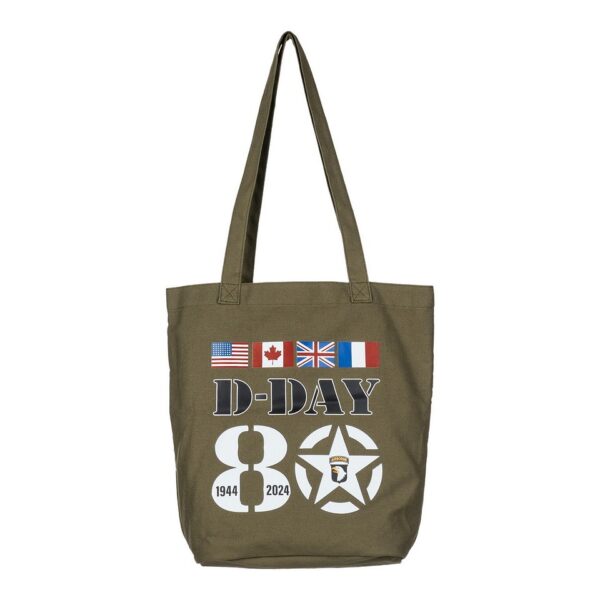 Canvas draagtas D Day 80 vlaggen De Canvas Draagtas D-Day 80 Vlaggen is niet alleen stoer en praktisch, maar ook fashionable. Met zijn lichtgewicht en opvouwbare ontwerp, en speciale WWII opdruk, is deze tas ideaal voor dagelijks gebruik!