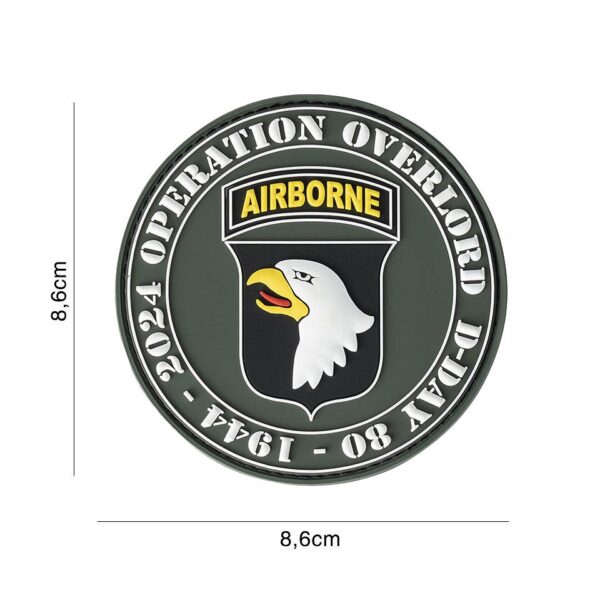 Embleem 3D PVC D Day 80 101st Airborne 13063 Het Embleem 3D PVC D-Day 80 101st Airborne #13063 is een eerbetoon aan de legendarische 101st Airborne Division. Met klittenband aan de achterzijde is dit embleem gemakkelijk te bevestigen op kleding, tassen en meer.