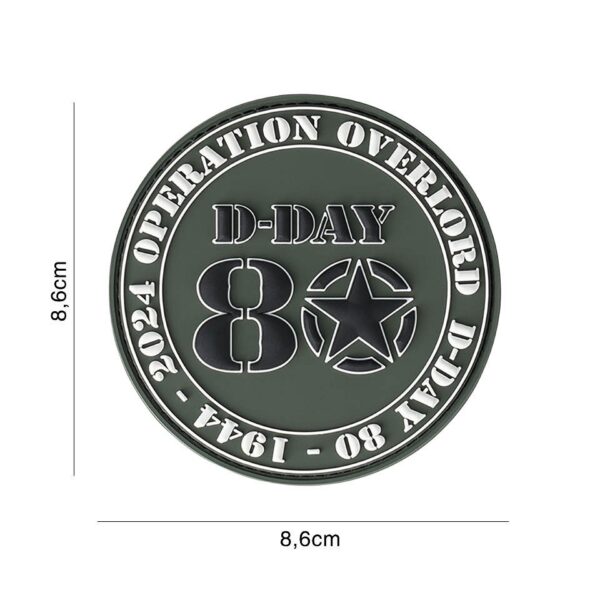Embleem 3D PVC D Day 80 operation overlord 16058 Het Embleem 3D PVC D-Day 80 Operation Overlord #16058 is een eerbetoon aan de historische D-Day-operatie. Met klittenband aan de achterzijde is dit embleem gemakkelijk te bevestigen op kleding, tassen en meer.