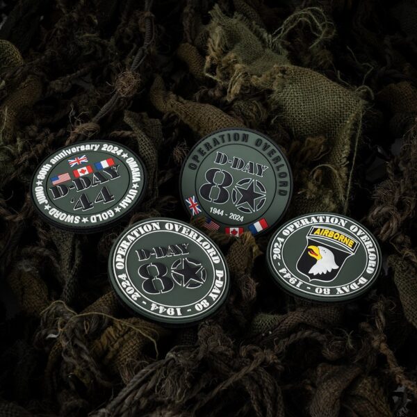 Embleem 3D PVC D Day 80 operation overlord 160581 Het Embleem 3D PVC D-Day 80 101st Airborne #13063 is een eerbetoon aan de legendarische 101st Airborne Division. Met klittenband aan de achterzijde is dit embleem gemakkelijk te bevestigen op kleding, tassen en meer.