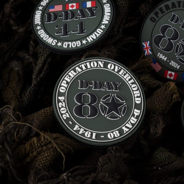 Embleem 3D PVC D Day 80 operation overlord 160582 Het Embleem 3D PVC D-Day 80 101st Airborne #13063 is een eerbetoon aan de legendarische 101st Airborne Division. Met klittenband aan de achterzijde is dit embleem gemakkelijk te bevestigen op kleding, tassen en meer.