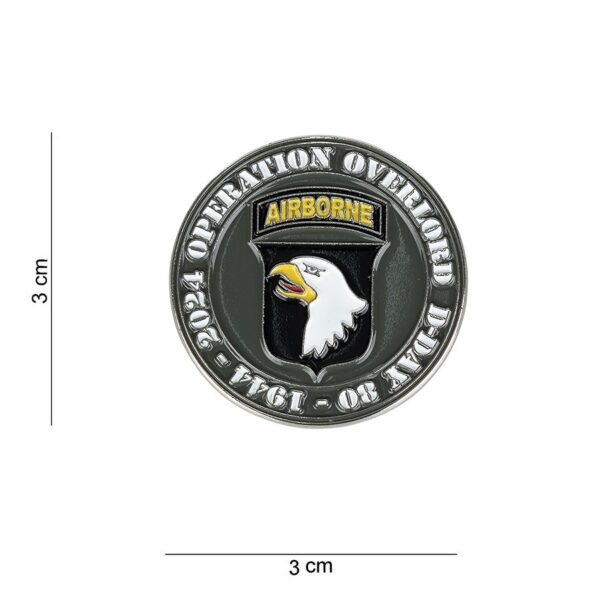 Embleem metaal D Day 80 pin 101st Airborne 7023 Het Embleem Metaal D-Day 80 Pin 101st Airborne #7023 is een krachtig eerbetoon aan de moed van de 101st Airborne Division tijdens cruciale historische operaties. Deze hoogwaardige metalen pin met vlindersluiting is een must-have voor elke verzamelaar van militaire insignes.
