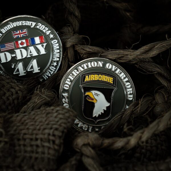 Embleem metaal D Day 80 pin 101st Airborne 70231 Het Embleem Metaal D-Day 80 Pin 101st Airborne #7023 is een krachtig eerbetoon aan de moed van de 101st Airborne Division tijdens cruciale historische operaties. Deze hoogwaardige metalen pin met vlindersluiting is een must-have voor elke verzamelaar van militaire insignes.