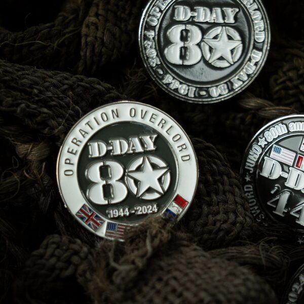 Embleem metaal D Day 80 pin 1944 2024 Allied flags 60462 Het Embleem Metaal D-Day 80 Pin 1944-2024 Allied Flags #6046 is een prachtige metalen pin, speciaal ontworpen ter herdenking van 80 jaar D-Day. Met zijn vlindersluiting is deze pin gemakkelijk te bevestigen op kleding, petten en tassen.