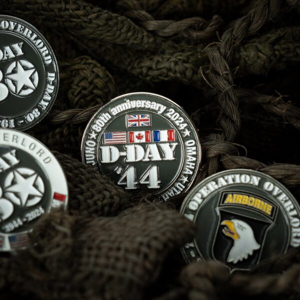 Embleem metaal D Day 80 pin 5 beaches 50744 Het Embleem Metaal D-Day 80 Pin 5 Beaches #5074 is een prachtige metalen pin, speciaal ontworpen ter herdenking van 80 jaar D-Day. Met zijn vlindersluiting is deze pin gemakkelijk te bevestigen op kleding, petten en tassen.