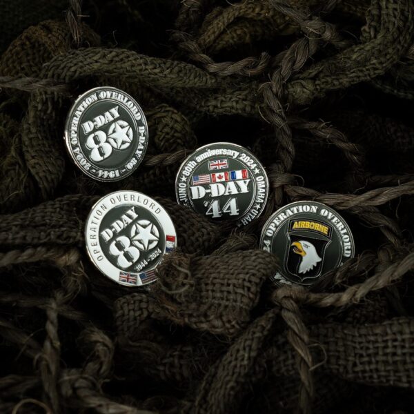 Embleem metaal D Day 80 pin 5 beaches 50745 Het Embleem Metaal D-Day 80 Pin Operation Overlord #8015 is een prachtige metalen pin, speciaal ontworpen ter herdenking van 80 jaar D-Day. Met zijn vlindersluiting is deze pin gemakkelijk te bevestigen op kleding, petten en tassen.