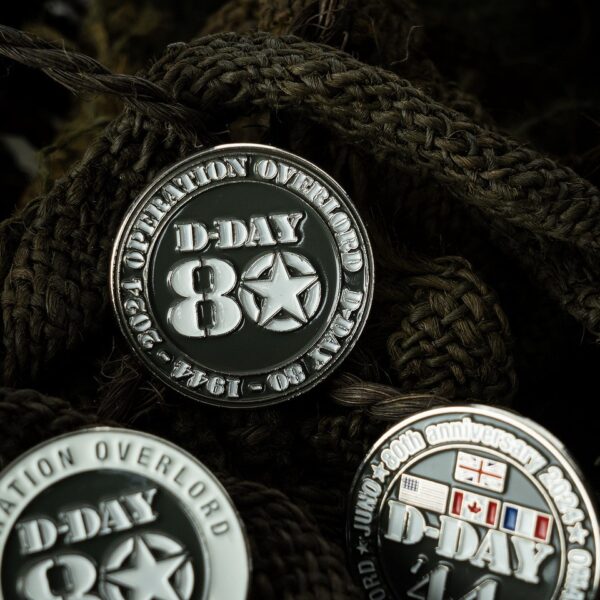 Embleem metaal D Day 80 pin operation overlord 80151 Het Embleem Metaal D-Day 80 Pin Operation Overlord #8015 is een prachtige metalen pin, speciaal ontworpen ter herdenking van 80 jaar D-Day. Met zijn vlindersluiting is deze pin gemakkelijk te bevestigen op kleding, petten en tassen.