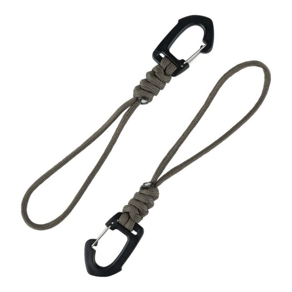 Karabijnhaak met koord 2pcs JYFPB231 De karabijnhaak met twee koorden is een essentieel accessoire voor outdoor avonturen. Gemaakt van hoogwaardig 100% nylon paracord touw en voorzien van een duurzame 100% plastic karabijn.