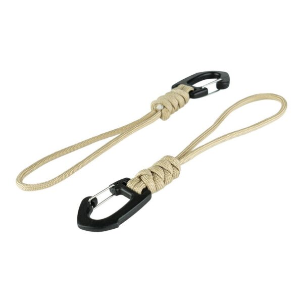 Karabijnhaak met koord 2pcs JYFPB232 De karabijnhaak met twee koorden is een essentieel accessoire voor outdoor avonturen. Gemaakt van hoogwaardig 100% nylon paracord touw en voorzien van een duurzame 100% plastic karabijn.