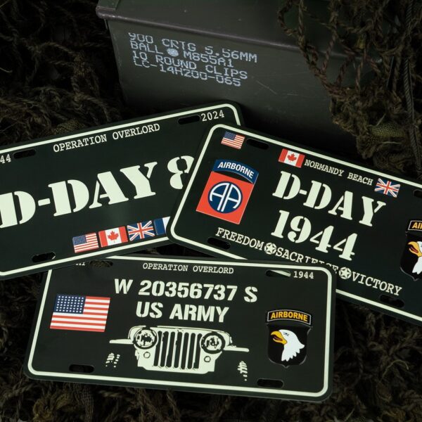 Nummerplaat D Day Normandy Beach2 De Nummerplaat D-Day Willys is doordrenkt met de geest van de D-Day-operatie en Operation Overlord, versierd met Amerikaanse vlaggen en Airborne emblemen. Een prachtige toevoeging aan elke muur voor diegenen die militaire geschiedenis koesteren.