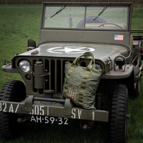 Packable paratrooper draagtas6 De packable paratrooper tote bag is de ideale metgezel voor elke reiziger. Gemaakt van waterdicht 210T nylon en voorzien van handige binnenzakken en een duurzame YKK rits, biedt deze tas ultieme bescherming en gemak in een compact ontwerp.