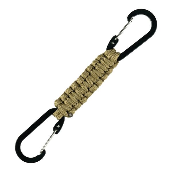 Paracord dubbele karabijnhaak JF0265 De Paracord dubbele karabijnhaak JF026 is een handig en veelzijdig outdoor accessoire, ideaal voor diverse avontuurlijke activiteiten. Voorzien van duurzaam paracord touw en twee stevige karabijnhaken voor een veilige bevestiging.