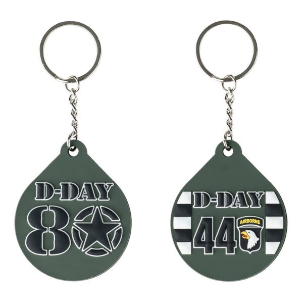 Sleutelhanger 3D PVC D Day 80 Airborne 99 De Sleutelhanger 3D PVC D-Day 80 Airborne #99 is een unieke toevoeging aan je sleutelbos, met aan beide kanten iconische logo's: de Invasion Stripes/D-Day '44 en de D-Day 80.