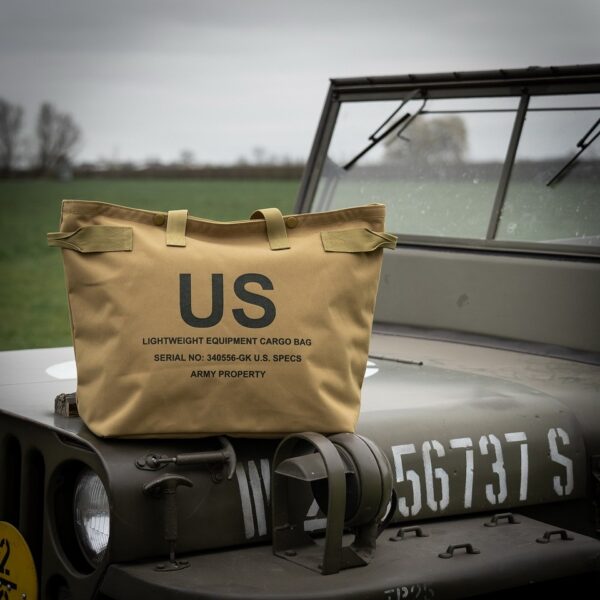 U.S. Equipment cargo tas5 De U.S. Equipment cargo tas is een veelzijdige metgezel voor dagelijks gebruik, compleet met een handig binnenvak met ritssluiting en een haakje voor extra functionaliteit. Gemaakt van duurzaam polyester, voor stijlvol gemak onderweg.