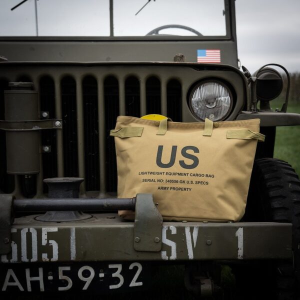 U.S. Equipment cargo tas7 De U.S. Equipment cargo tas is een veelzijdige metgezel voor dagelijks gebruik, compleet met een handig binnenvak met ritssluiting en een haakje voor extra functionaliteit. Gemaakt van duurzaam polyester, voor stijlvol gemak onderweg.