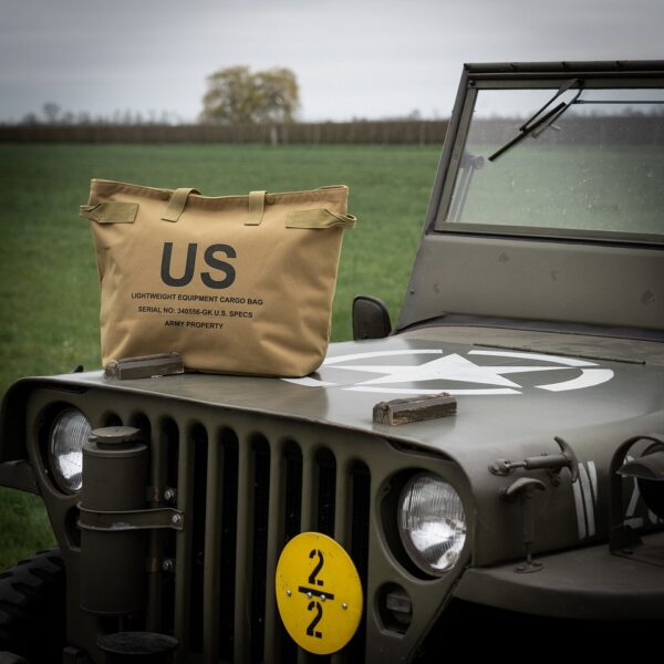 U.S. Equipment cargo tas9 De U.S. Equipment cargo tas is een veelzijdige metgezel voor dagelijks gebruik, compleet met een handig binnenvak met ritssluiting en een haakje voor extra functionaliteit. Gemaakt van duurzaam polyester, voor stijlvol gemak onderweg.