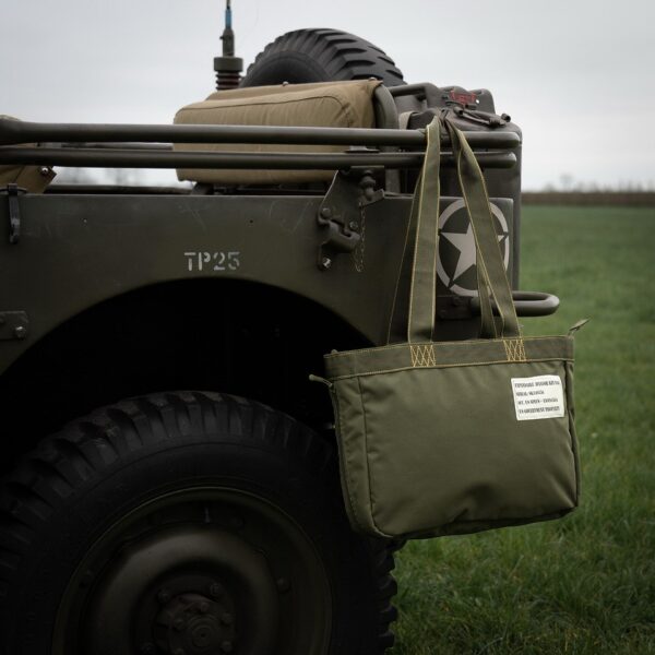 Uitbreidbare Aviator kit tas11 De uitbreidbare Aviator kit tas is de perfecte metgezel voor onderweg. Gemaakt van duurzaam nylon, met handige extra's zoals een binnenvak met ritssluiting en een bovenrits voor volledige sluiting, biedt deze tas ruimte en functionaliteit in een slank ontwerp.