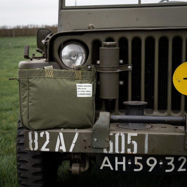 Uitbreidbare Aviator kit tas122 De uitbreidbare Aviator kit tas is de perfecte metgezel voor onderweg. Gemaakt van duurzaam nylon, met handige extra's zoals een binnenvak met ritssluiting en een bovenrits voor volledige sluiting, biedt deze tas ruimte en functionaliteit in een slank ontwerp.