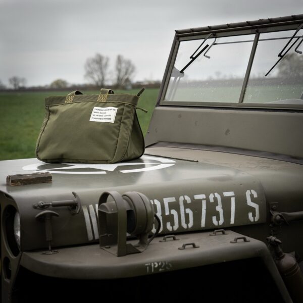 Uitbreidbare Aviator kit tas14 De uitbreidbare Aviator kit tas is de perfecte metgezel voor onderweg. Gemaakt van duurzaam nylon, met handige extra's zoals een binnenvak met ritssluiting en een bovenrits voor volledige sluiting, biedt deze tas ruimte en functionaliteit in een slank ontwerp.